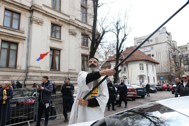 „Stegarul dac”, pus sub control judiciar după ce a agresat un jandarm. Obligat să poarte un dispozitiv de monitorizare, nu are voie nici la proteste