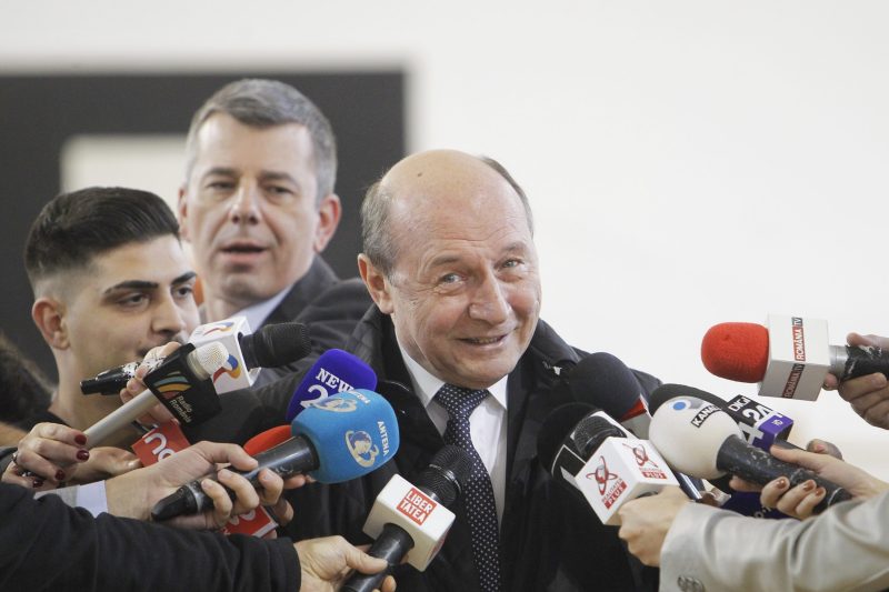 Traian Băsescu și-a început, în miez de noapte, „dezvăluirile” despre alegeri: „Românii trebuie să hotărască dacă le dau şi preşedintele”