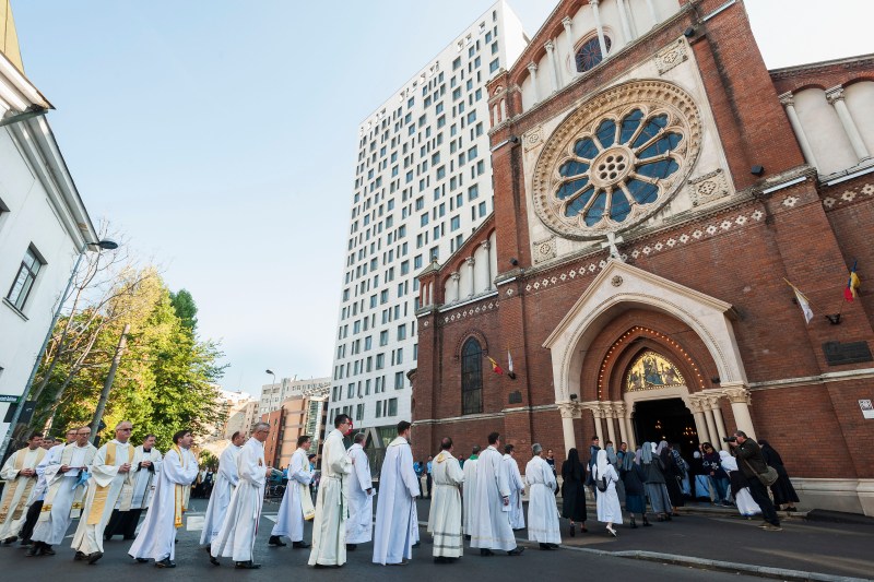 Unde și când îi pot fi aduse omagii Papei Francisc în România / Câți romano-catolici există în țară