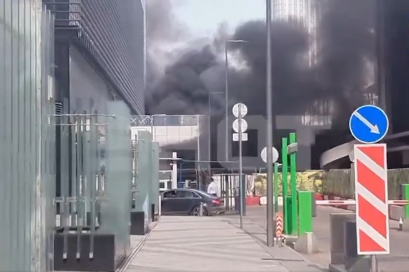 VIDEO O mașină a luat foc după o explozie puternică, în parcarea unui mall din Moscova