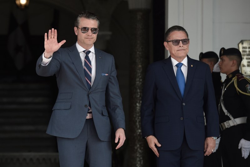 „Vom lua înapoi Canalul Panama de sub influența Chinei”. Șeful Pentagonului s-a întâlnit cu președintele Mulino, considerat un partener dispus să contracareze Beijingul