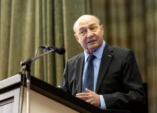 Băsescu simte „revolta ca orice român” după cazul fetiței care a murit în clinica stomatologică. Fostul președinte critică propunerea făcută de ministru cu „elanul creator de după nenorocire”