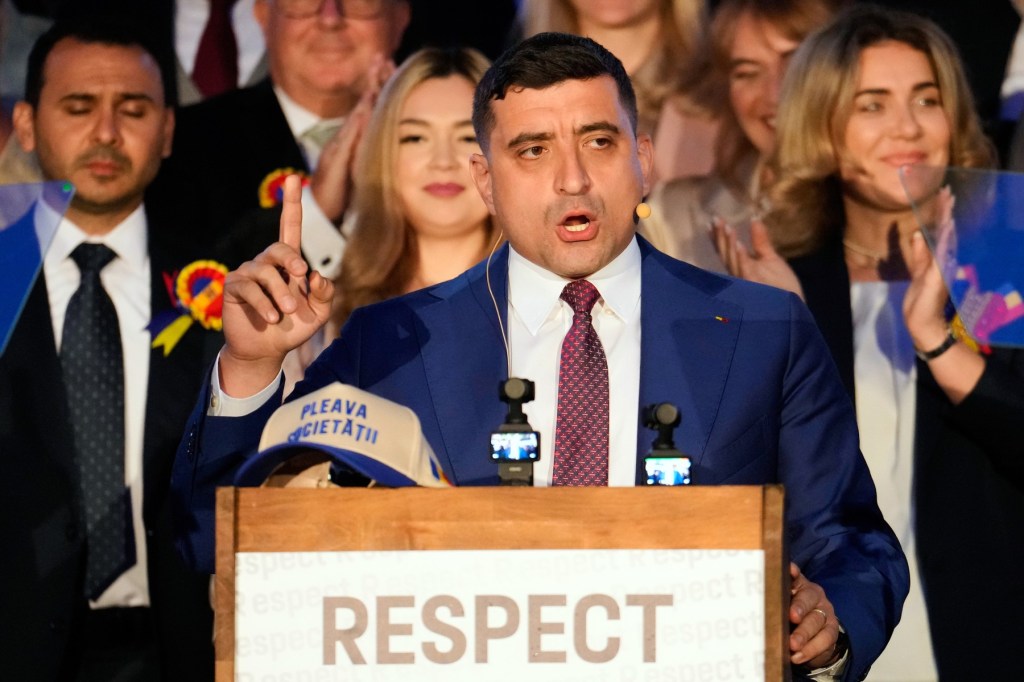 George Simion face declarații după afișarea rezultatelor exit-poll din 18 mai 2025. Foto: Vadim Ghirda / AP / Profimedia
