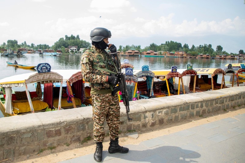 Armistițiul dintre India și Pakistan, încălcat după numai câteva ore. Explozii în Kashmir-ul indian