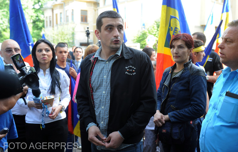 14 mai 2015 - Mai multe persoane protestează în fața sediului Ambasadei Republicii Moldova pentru a-și exprima dezaprobarea față de acțiunile comise de autoritățile de la Chișinău împotriva lui George Simion, președintele Platformei Unioniste Acțiunea 2012. Foto: Liviu Șova / Agerpres