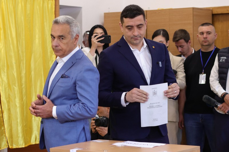George Simion votează într-o secție din Mogoșoaia, 4 mai 2025. Inquam Photos / Octav Ganea
