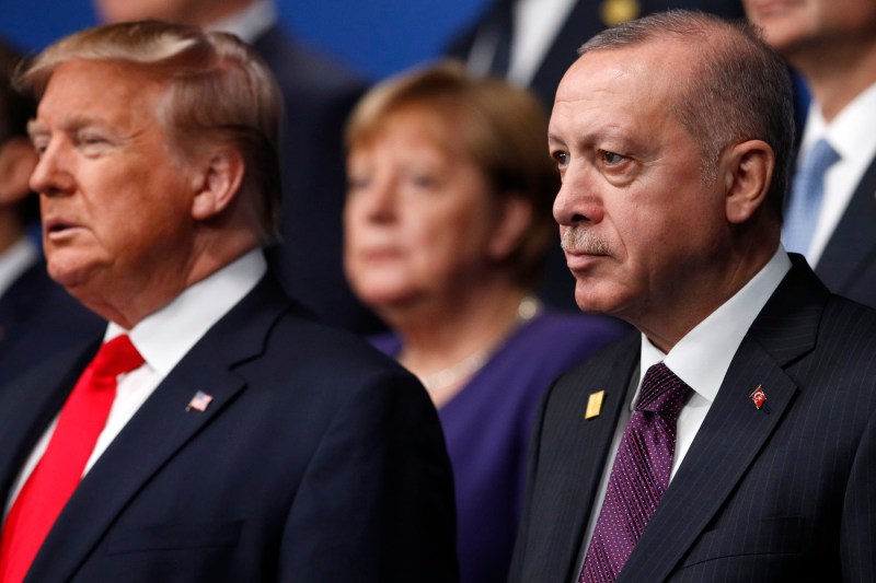 Donald Trump spune că vrea să lucreze cu Erdogan pentru a încheia „războiul absurd” din Ucraina. Cei doi lideri și-au lansat invitații reciproce