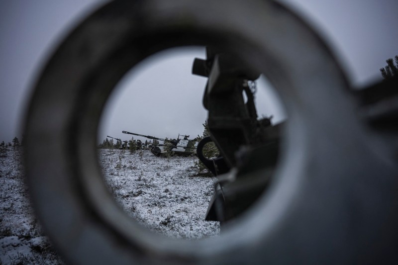 FOTO Imagini din satelit: Granița cu NATO unde Rusia își extinde de zor infrastructura militară. Bombardiere supersonice Tu-22, găzduite de una dintre baze