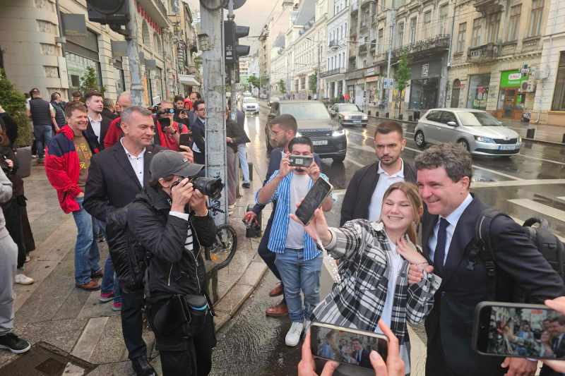 FOTO Nicușor Dan, primit în aplauze la sediul de campanie cu puțin timp înaintea rezultatelor exit-poll la alegeri prezidențiale 2025, turul 2
