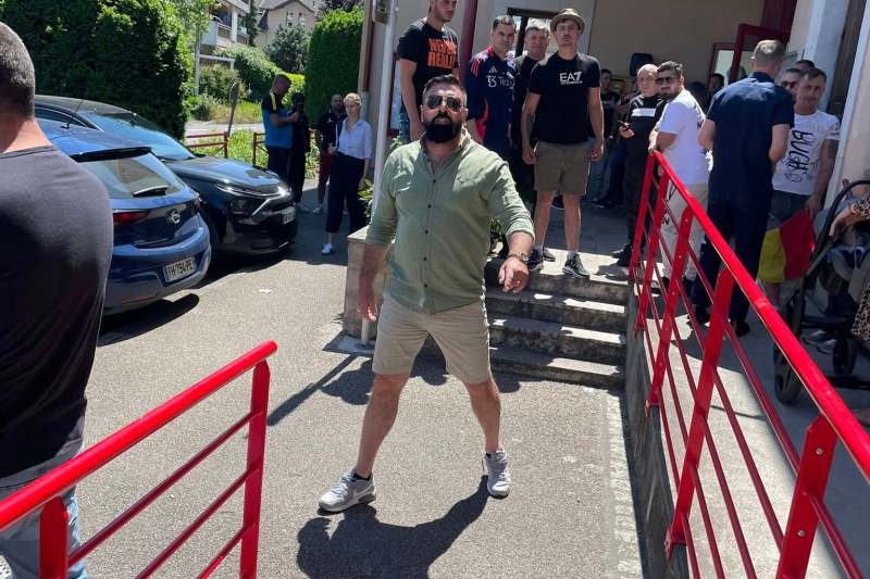 FOTO/VIDEO Un vicepreședinte al USR Diaspora spune că a fost „lovit, scuipat, înjurat” la secția de vot: „Susținătorii lui George Simion sunt extrem de bine organizați”