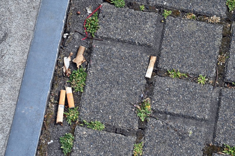 Primăria Parisului vrea să scape orașul de chiștoace. 60% din țigările fumate în public ajung pe jos