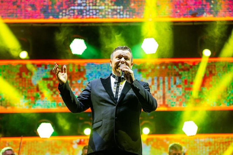 Unul dintre cei mai cunoscuți cântăreți de muzică populară din România anunță cu cine va vota în turul 2 al alegerilor prezidențiale din 18 mai: „Oala a dat în clocot”