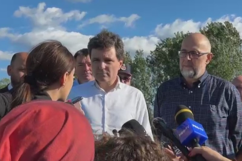 VIDEO Ce a răspuns Nicușor Dan, întrebat de o jurnalistă de ce a venit „atât de târziu” în zonele afectate de inundații din Covasna, unde l-a votat peste 80% din populație