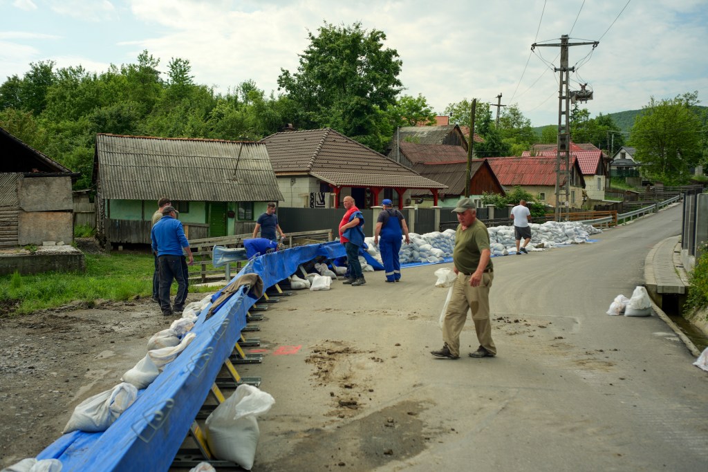 Barieră împotriva inundațiilor, Valea Ocna de Jos, Praid. Foto: Dana Coțovanu / Hotnews