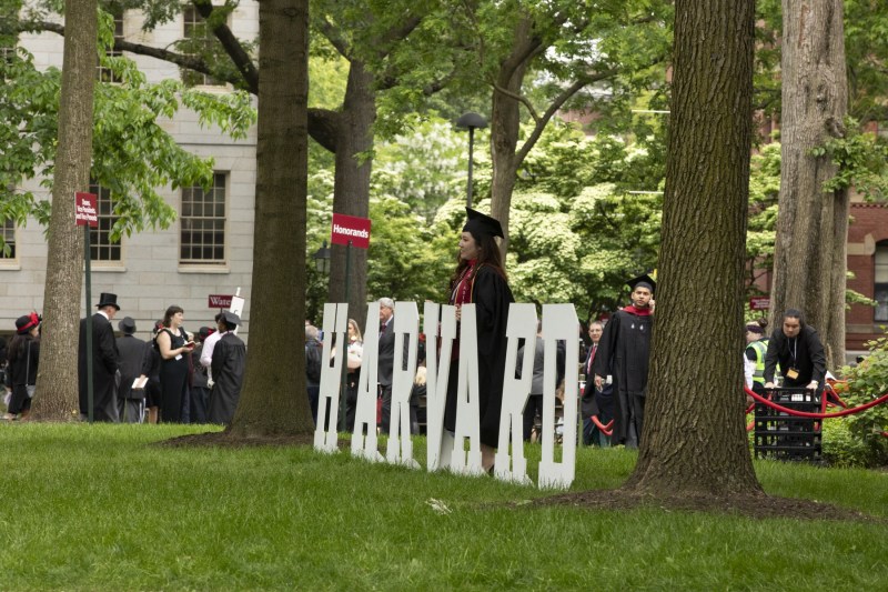 Administrația Trump interzice intrarea în SUA a studenților ce vor să studieze la Harvard, după ce primul plan a fost blocat de justiția americană