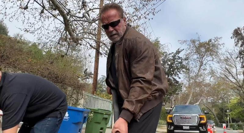 Arnold Schwarzenegger repară o groapă în Los Angeles, Foto: TWITTER / Planet / Profimedia