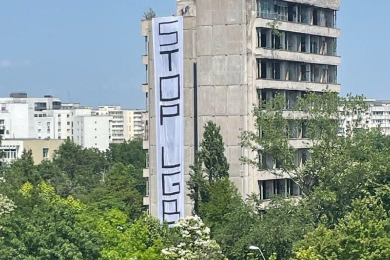 Banner cu mesaj homofob, afișat pe un bloc abandonat din București. „Mesajele de ură se înmulțesc”, atrage atenția o organizație