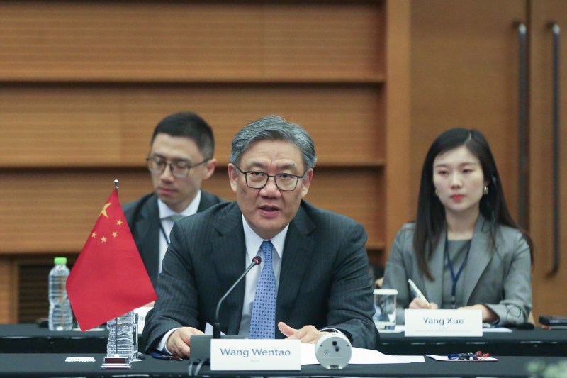 China, dispusă să acorde UE un tratament preferențial pentru exporturile de metale rare. Se negociază și un acord pentru coniacul franțuzesc