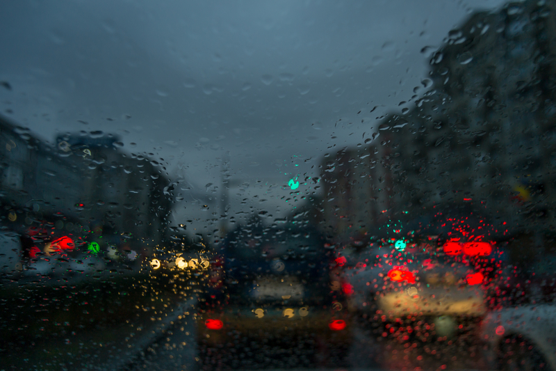 Copaci căzuți, autoturisme avariate și alte pagube. Urmările vijeliei din Capitală