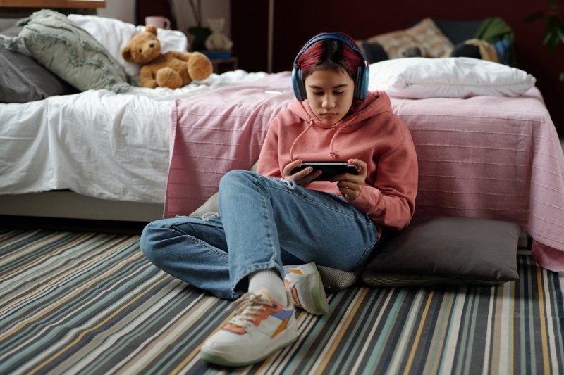 Cum pui limite unui adolescent fără să se simtă „sub papuc”? Sfatul terapeutului: „Hai să stabilim ora la care vii acasă! Nu pentru că nu am încredere, ci pentru că îmi pasă!”