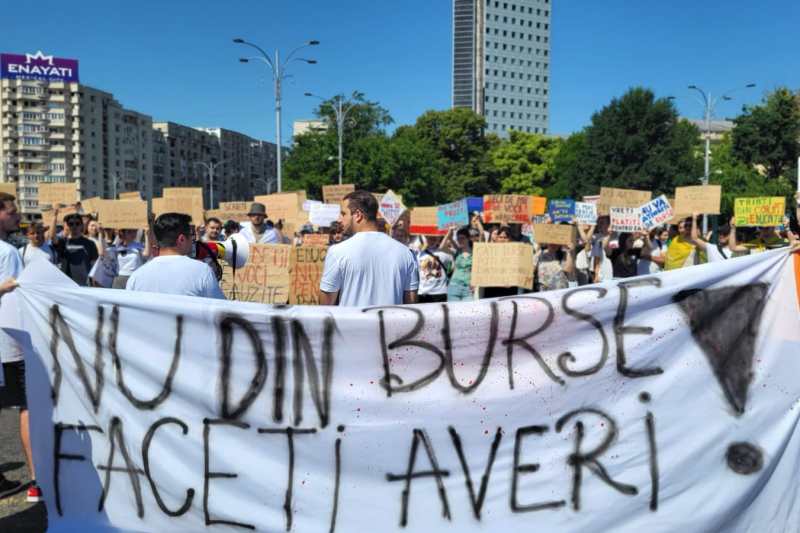Elevii şi studenţii protestează duminică, în București, faţă de tăierea burselor