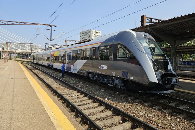 FOTO Cum arată trenul diesel fabricat la Pașcani. A fost prezentat oficial joi, la peste 10 ani de la începerea construcției