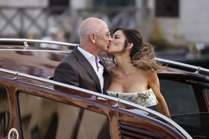 FOTO Jeff Bezos şi Lauren Sanchez s-au căsătorit. Mireasa a ales o rochie Dolce & Gabbana