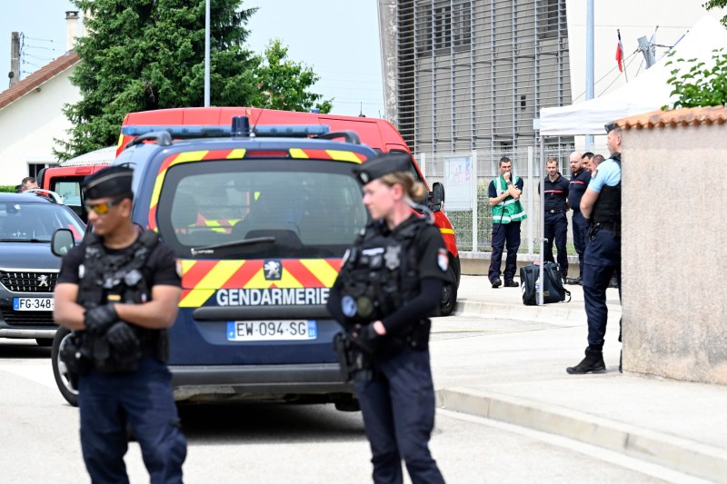 Franța testează instalarea de porți de securitate în școli, după crima din nord-estul țării