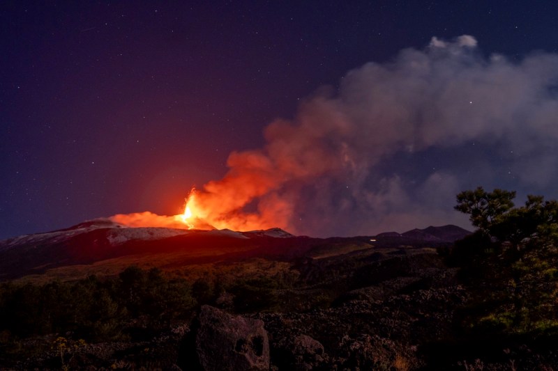 LIVE VIDEO. Erupție puternică pe Muntele Etna din Italia: o parte a craterului se prăbușește, nor de un kilometru înălțime. Alertă roșie pentru zboruri