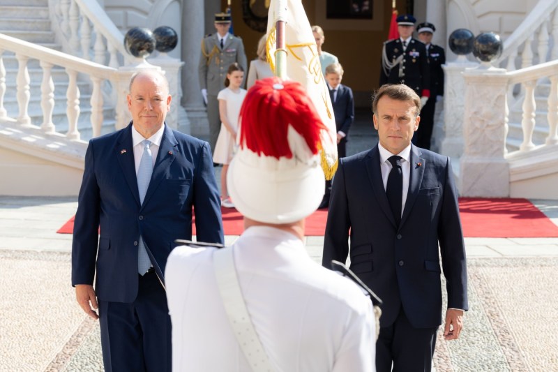 Macron îi face un cadou inedit prințului de Monaco. Președintele Franței, în vizită de stat în principat