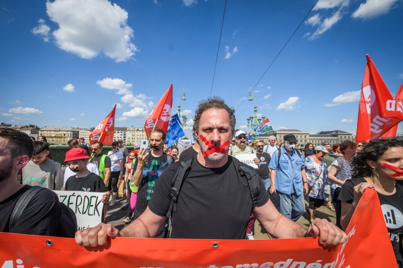 Mii de oameni au protestat în tăcere în Ungaria împotriva legii care vizează media și ONG-urile