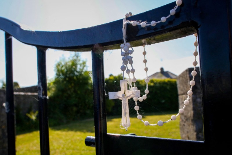„Nu aveau nici măcar o cruce”: Aproape 800 de copii morţi abandonaţi într-o groapă comună din Irlanda vor fi exhumaţi