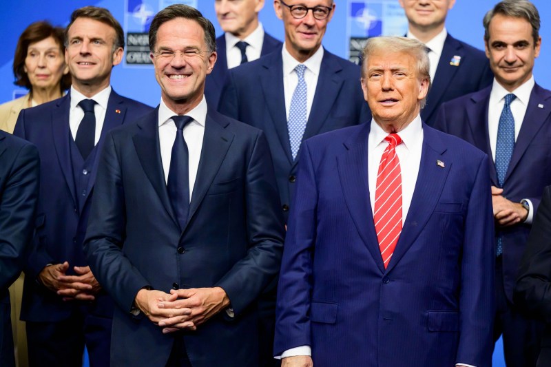 „Nu i-am spus «daddy»”. În ce sens susține Rutte că a folosit cuvântul cu care l-a flatat pe Trump