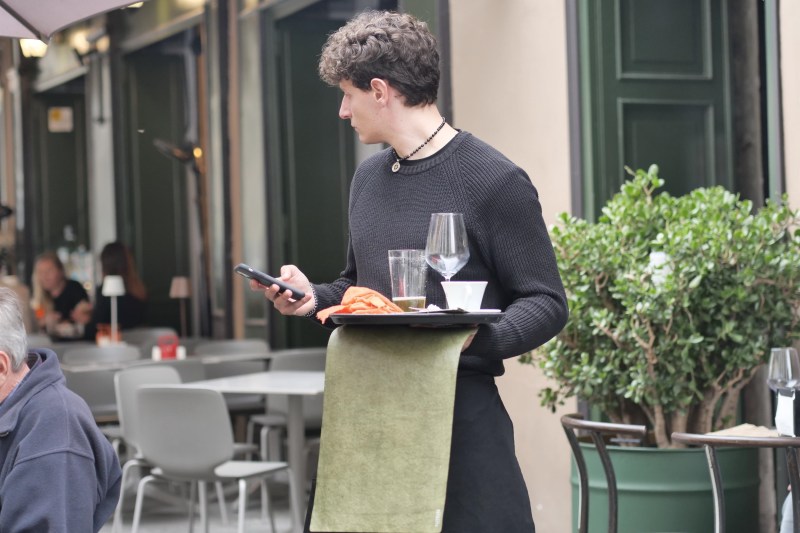 Românii și-au rărit mesele luate în oraș: afacerile restaurantelor au scăzut cu peste 8% în primele 4 luni