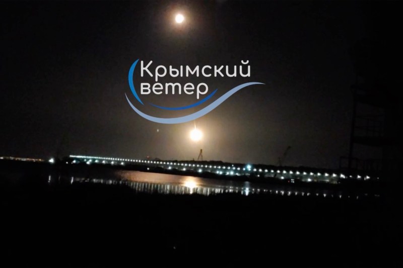 „Se aud explozii în Kerci, antiaeriană rusă trage”. Podul „lui Putin”, închis temporar