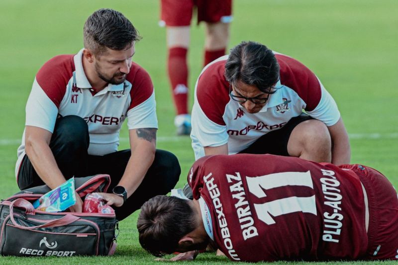 SuperLiga: Accidentare gravă suferită de Borisav Burmaz. Cât va lipsi atacantul lui Rapid