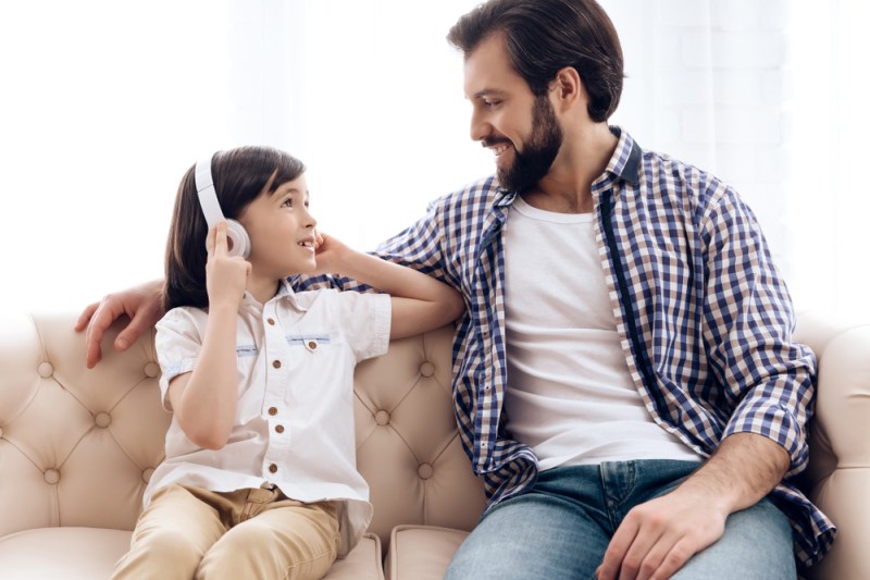 „Taci din gură, că așa spun eu!” nu mai e o regulă – e o problemă! 7 reguli de parenting care trebuie rescrise