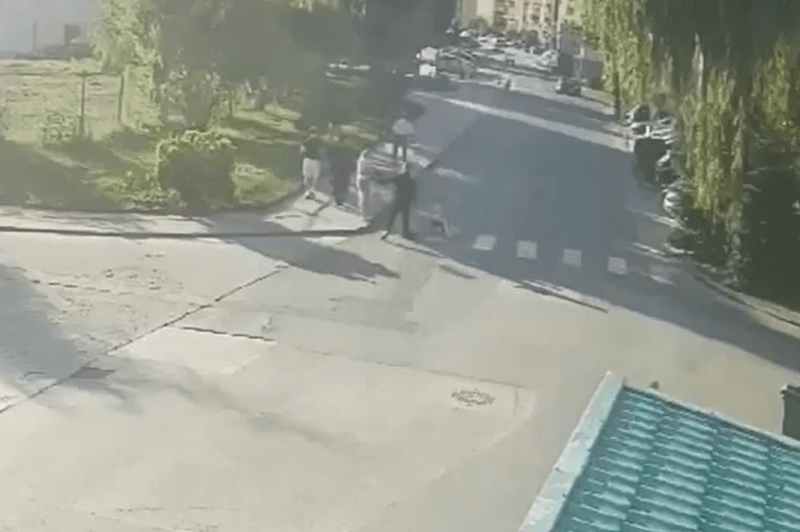 Tânăra de 23 de ani, împușcată în timp ce era cu fetița de mână. Momentul, surprins de camerele de supraveghere