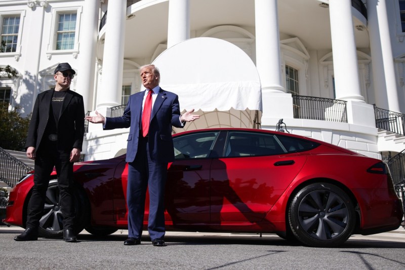Trump vrea să-și vândă Tesla roșie de la Musk. „Un om cu probleme”