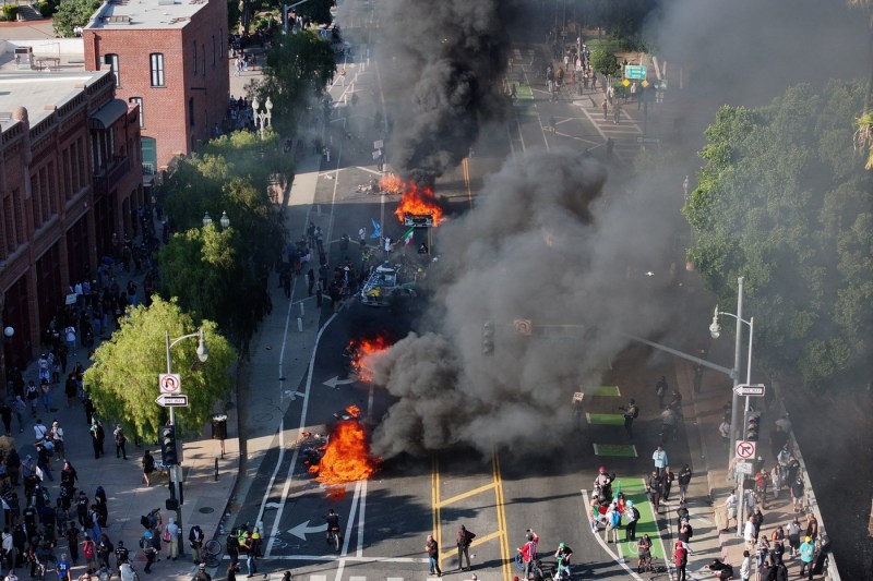 Tulburările s-au extins în Los Angeles în ciuda faptului că Trump a trimis Garda Națională