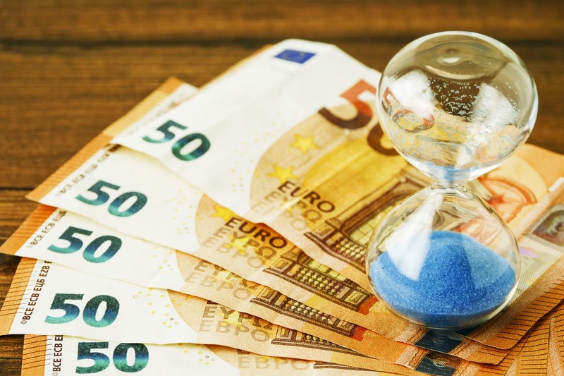 Un exemplu din „prăvălie”: O antreprenoare a depus proiectul în iunie 2023, a semnat contractul de finanțare în aprilie 2025, iar acum stă și așteaptă