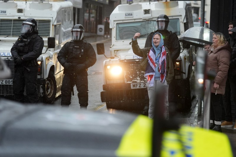 VIDEO. Cazul Ballymena – schimbare de tactică. Protestele contra migranților veniți din România continuă în mai multe orașe din Irlanda de Nord, dar în marea majoritate sunt pașnice