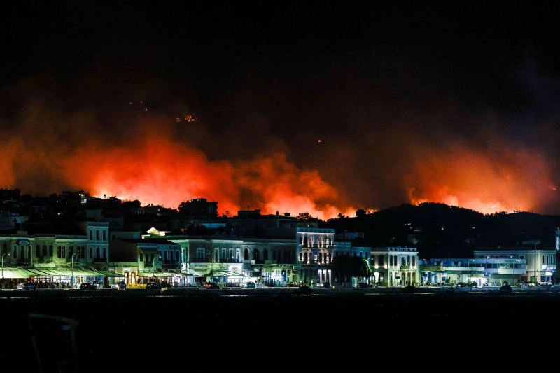 VIDEO Grecia a declarat stare de urgență pe insula Chios, unde sute de pompieri luptă cu incendiile de vegetație pentru a treia zi