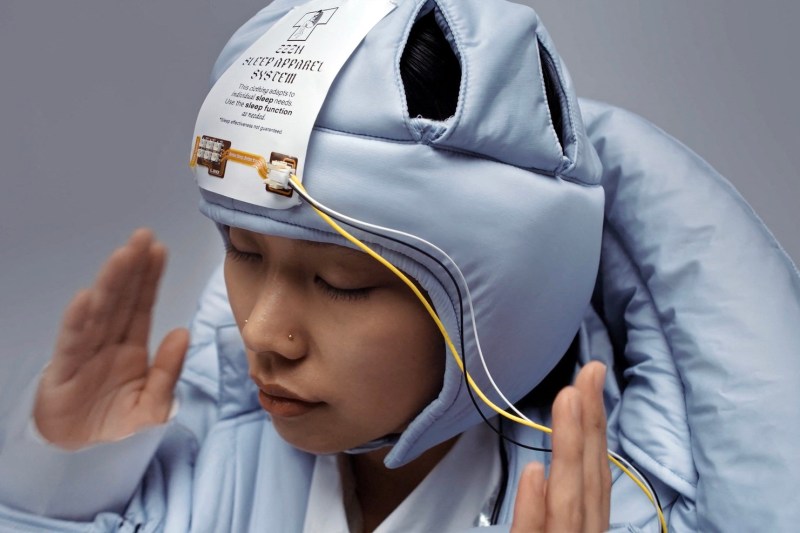 VIDEO Japonezii au inventat geaca pentru somn, care te ajută să adormi oriunde