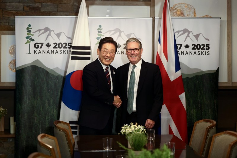 VIDEO Premierul britanic l-a confundat pe președintele Coreei de Sud cu traducătorul său