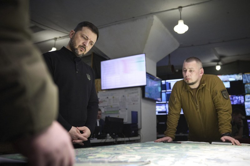 Zelenski afirmă că trupele Kievului „resping treptat ocupanții” din regiunea în care până și bloggerii militari ucraineni recunosc că armata rusă avansează