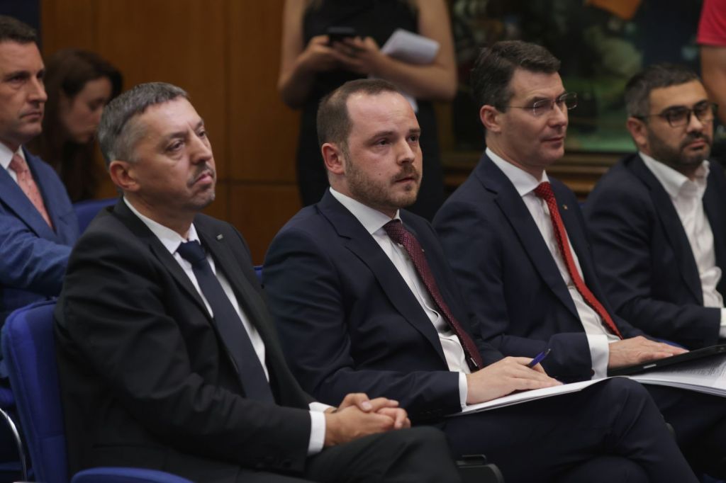 Mai mulți miniștri susțin o conferință de presă legată de măsurile fiscale luate de guvern, la Palatul Victoria din București, 3 iulie 2025. Foto: Inquam Photos / George Călin