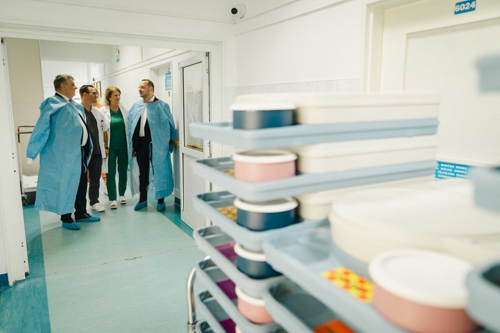 Alexandru Rogobete în vizită la spital / Sursa foto: Facebook - Alexandru Rogobete