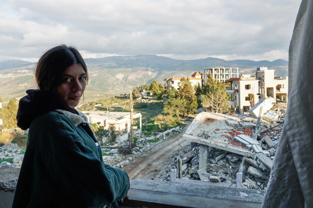 Zarah Soueid la fereastra dormitorului său din Khiam