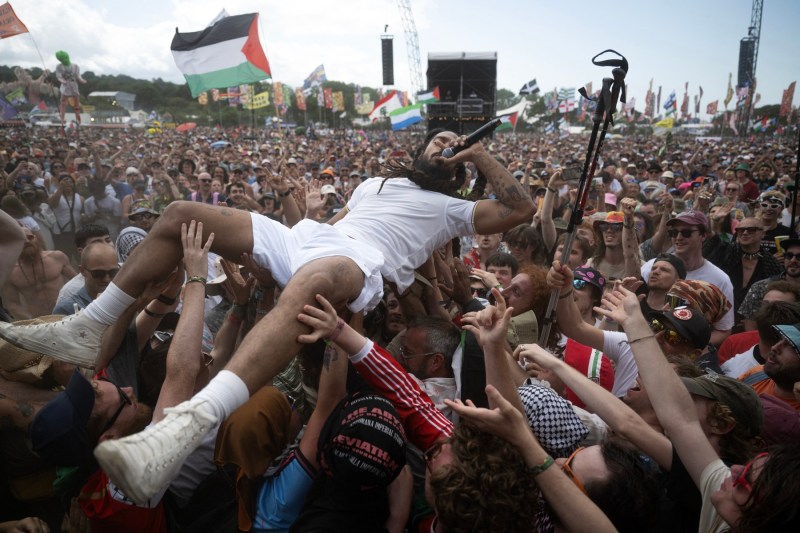 Anchetă penală în Marea Britanie după scandările anti-Israel de la Festivalul Glastonbury / SUA au revocat vizele membrilor trupei Bob Vylan